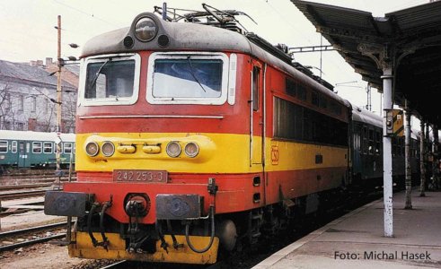 97407 PIKO - Elektrická lokomotiva řady 242 „Plecháč“