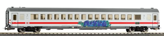 58849 PIKO - Rychlíkový vůz Apmmz 106 - 1. třídy s graffiti